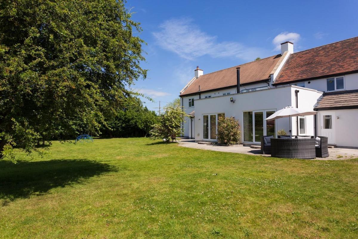 Stunningly Spacious Farm House And Annexe With 7 Beds - York — Photos 3